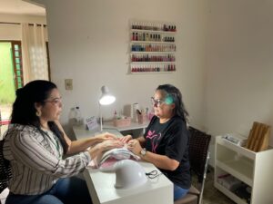 ABRH na Praça: Governo de Goiás oferece aulas de serviço de manicure e costura