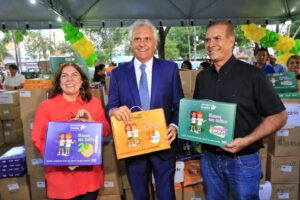Governador Ronaldo Caiado entrega kits literários, destinados ao ensino infantil, que vão beneficiar os 246 municípios goianos