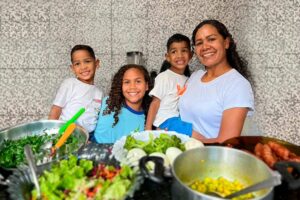 Maria José e os filhos: mudanças no Bolsa Família têm impacto direto na alimentação dos meninos. Foto: Arquivo pessoa