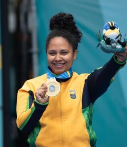 Abinaécia Maria da Silva, atleta de bandminton, conquista medalha de ouro