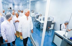 Governador Ronaldo Caiado visita indústria farmacêutica, no Distrito Agroindustrial (DAIA) de Anápolis. Indústria registrou aumento de 2.463 novos empregados